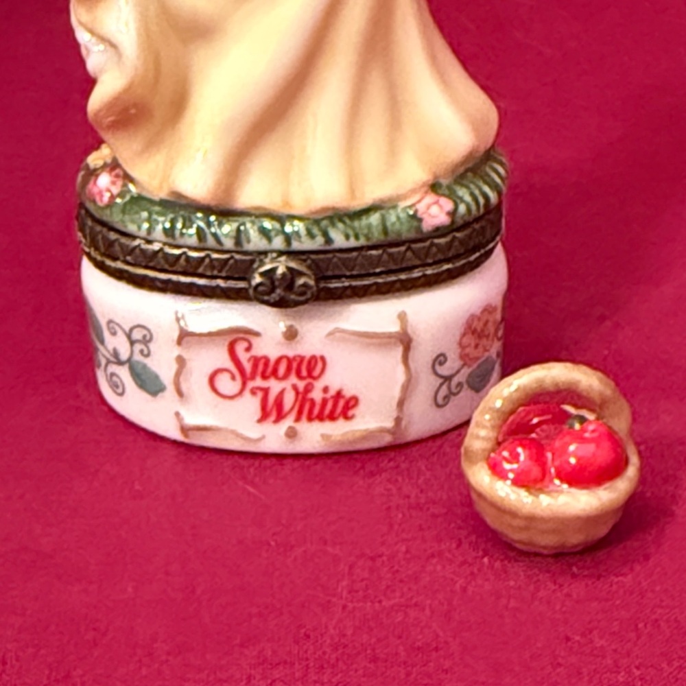 Disney Snow White Porcelain Trinket Box with Apple Basket - Picture 10 of 10